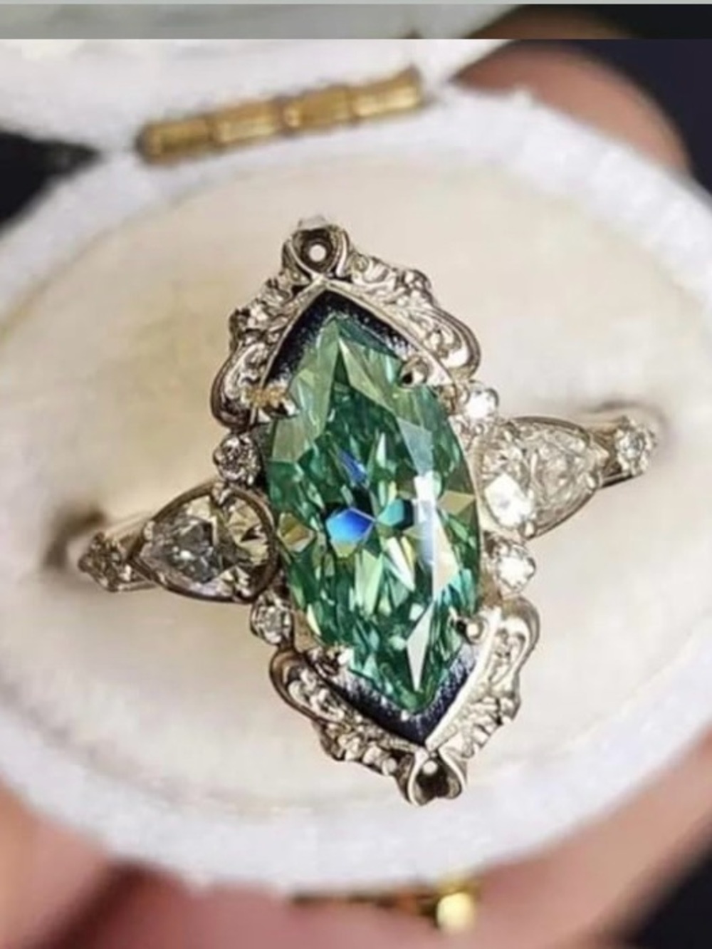 ♦️ NEW Unique Vintage-Inspired Green Marquise Crystal Ring ♦️